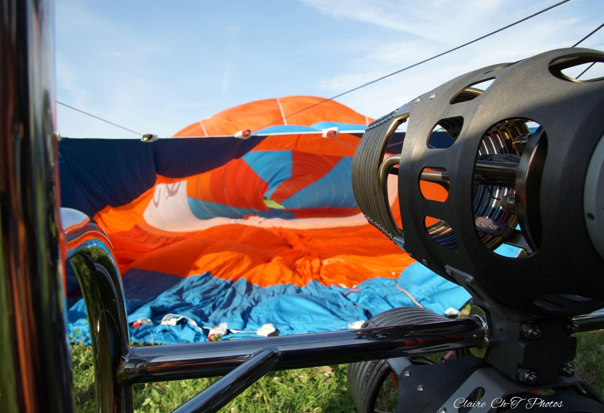 Ballon à air chaud se gonflant au sol.