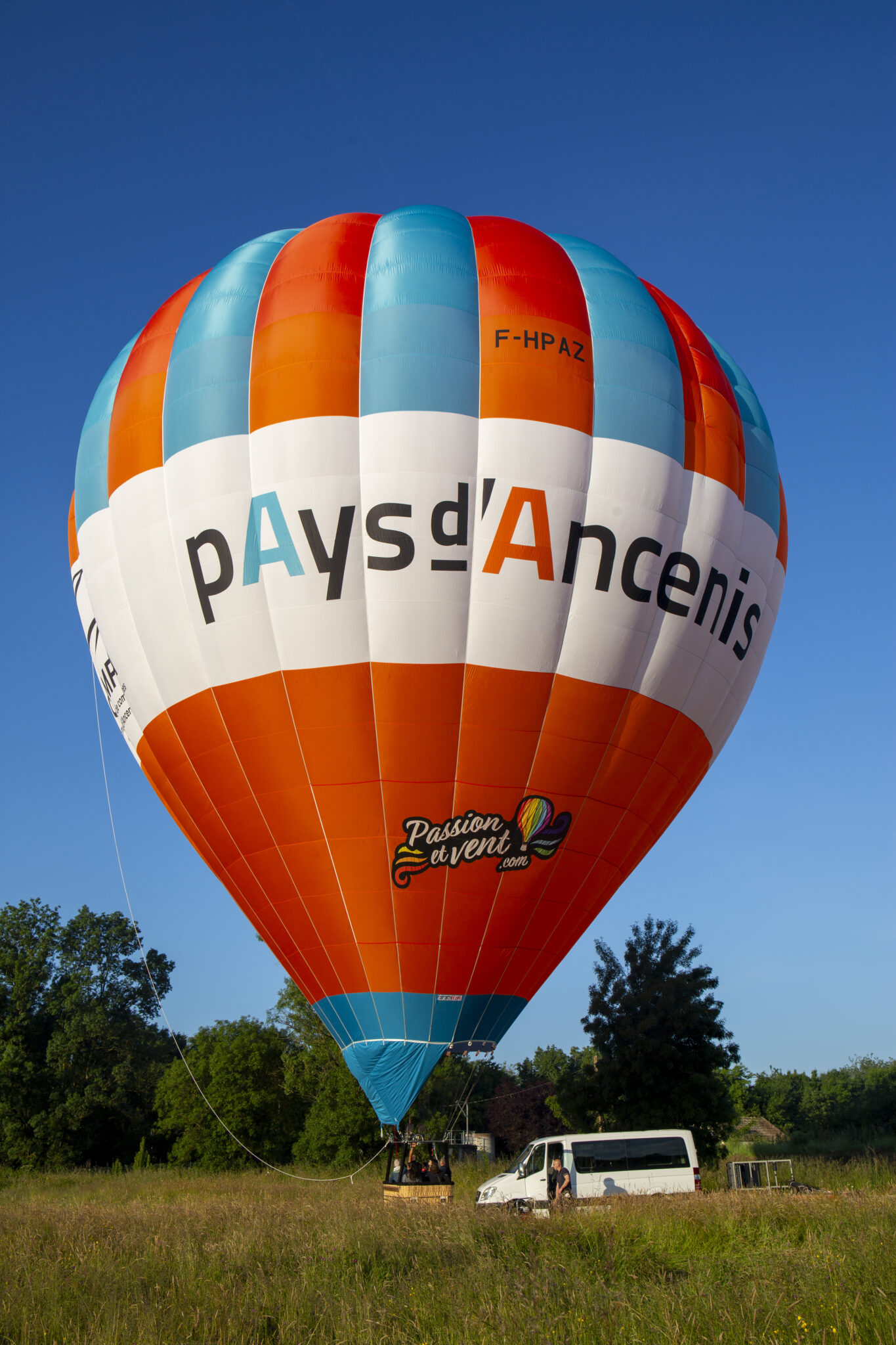 Montgolfière colorée prépare à décoller dans un champ.