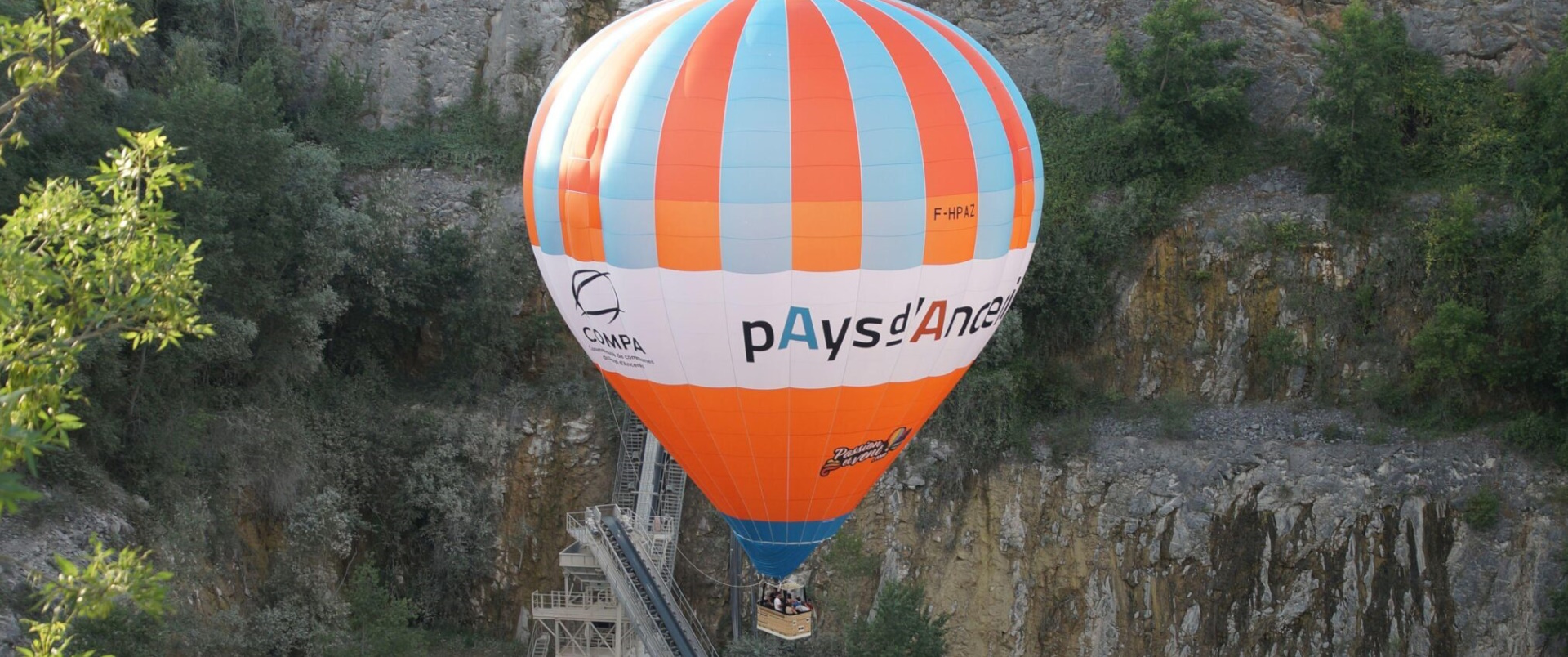 Montgolfière colorée au-dessus d'un canyon.