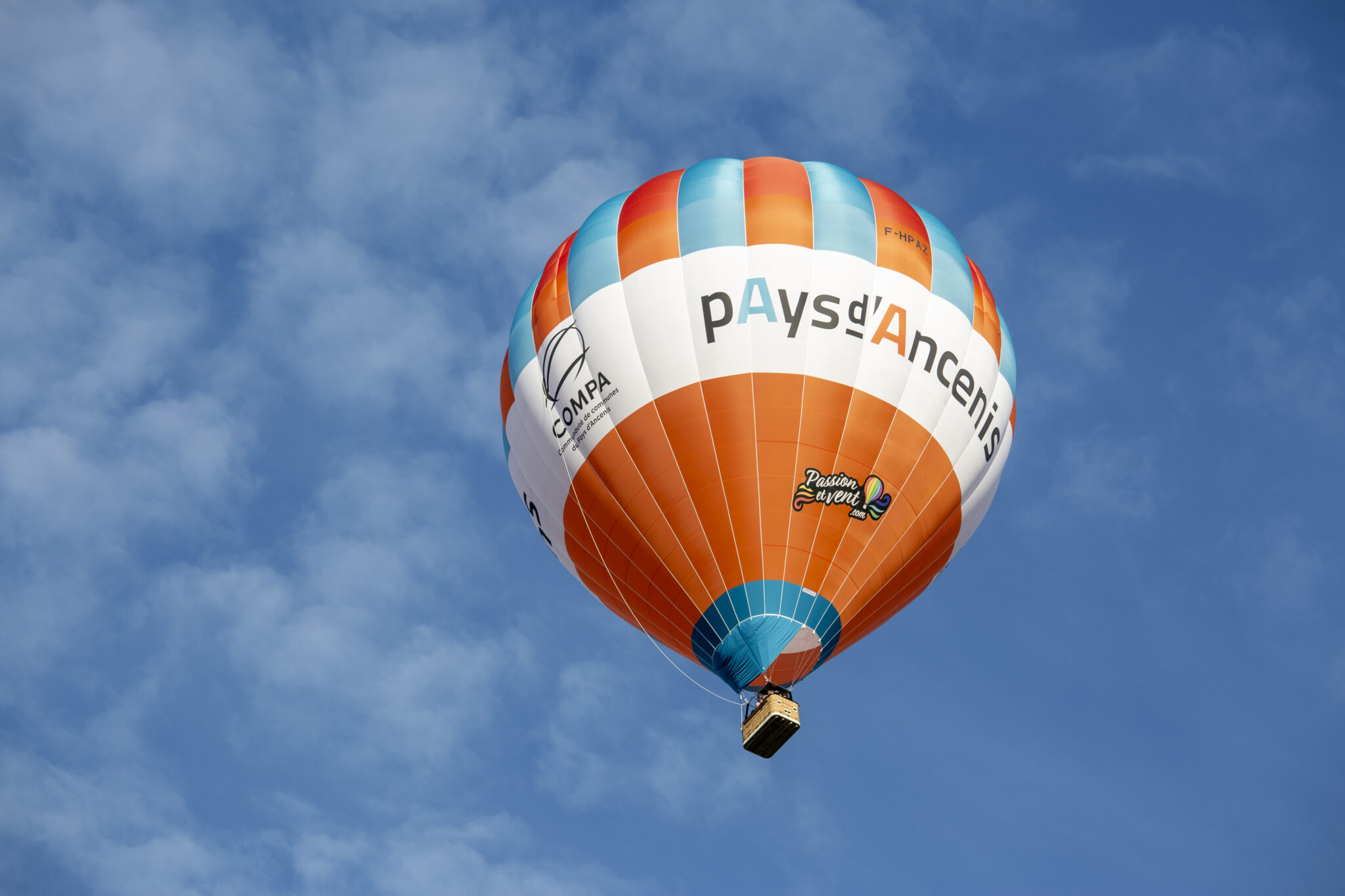 Montgolfière colorée dans le ciel bleu.