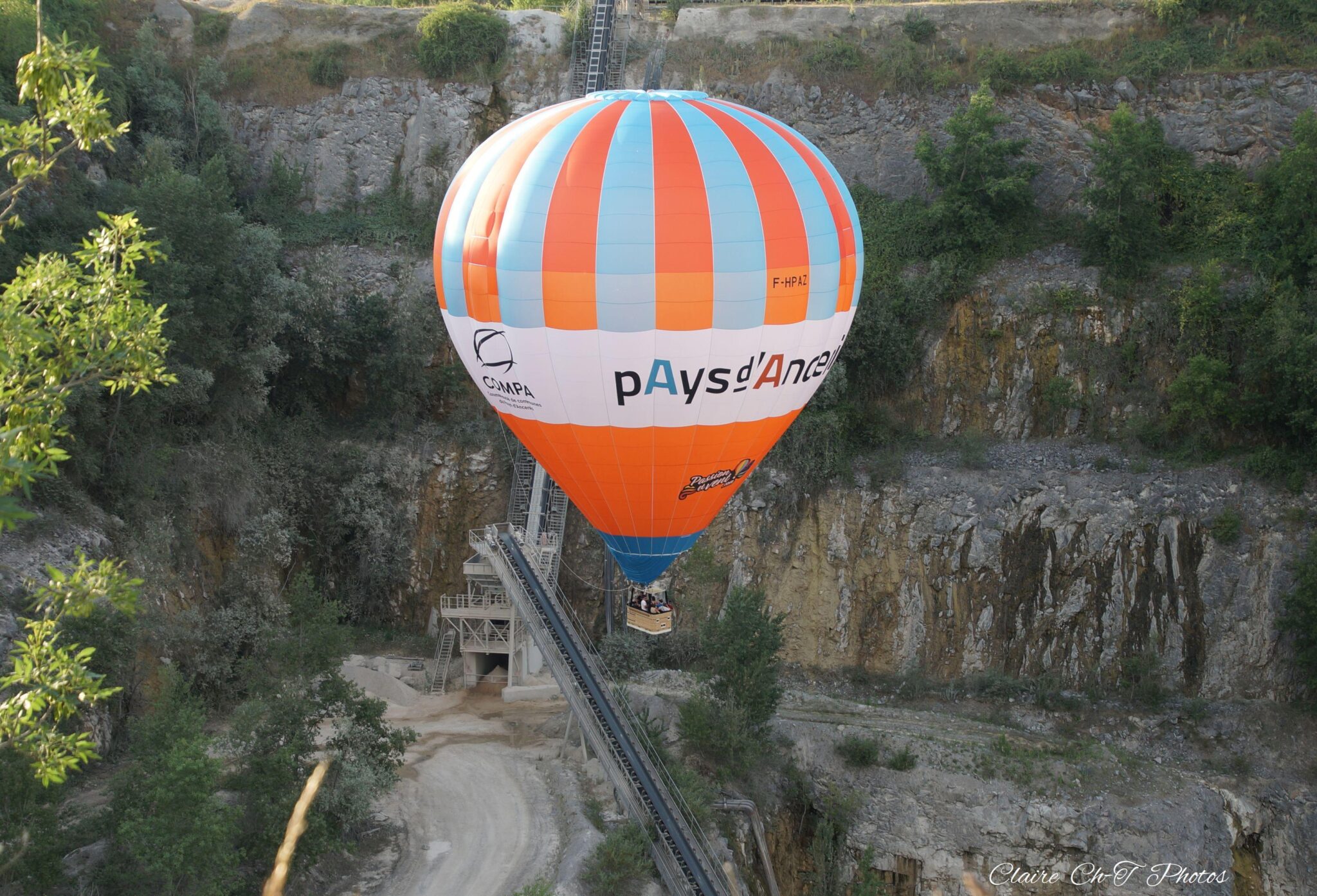 Montgolfière colorée survolant une carrière.
